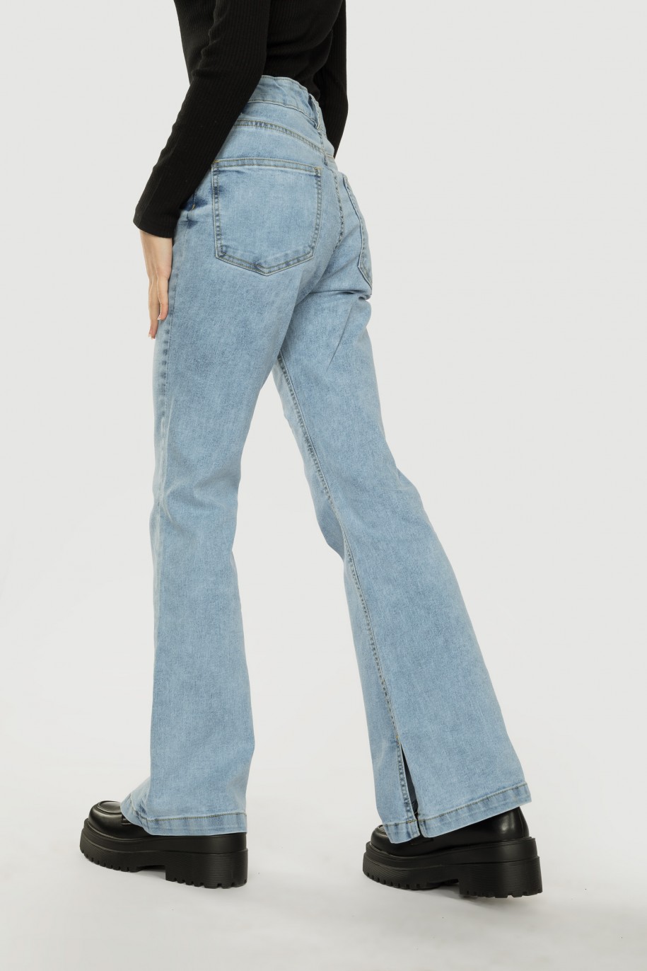 Jeansowe spodnie typu dzwony z rozcięciem - 42341