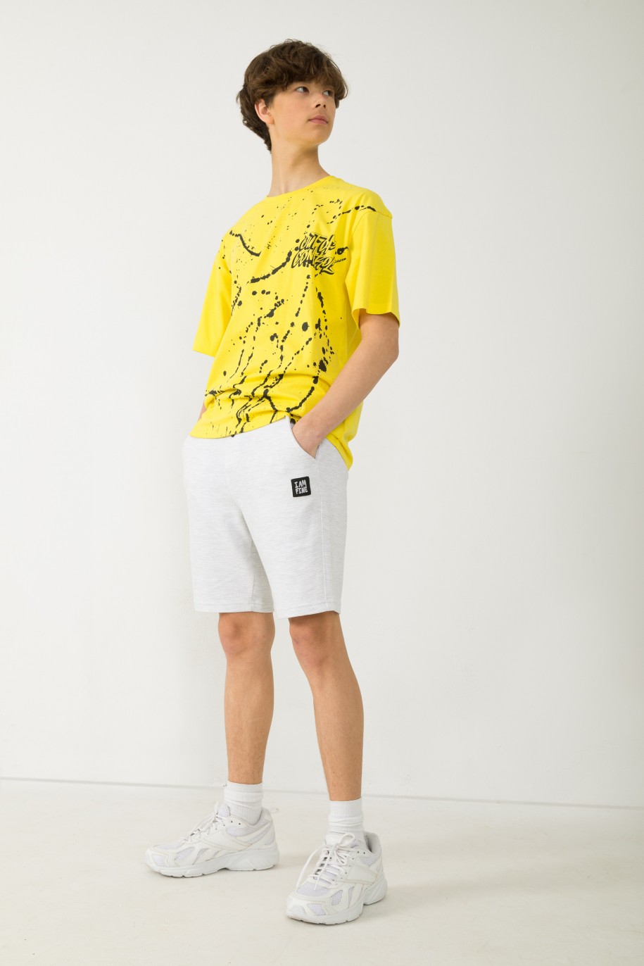 Żółty T-shirt ovsersize z nadrukiem farby - 42660