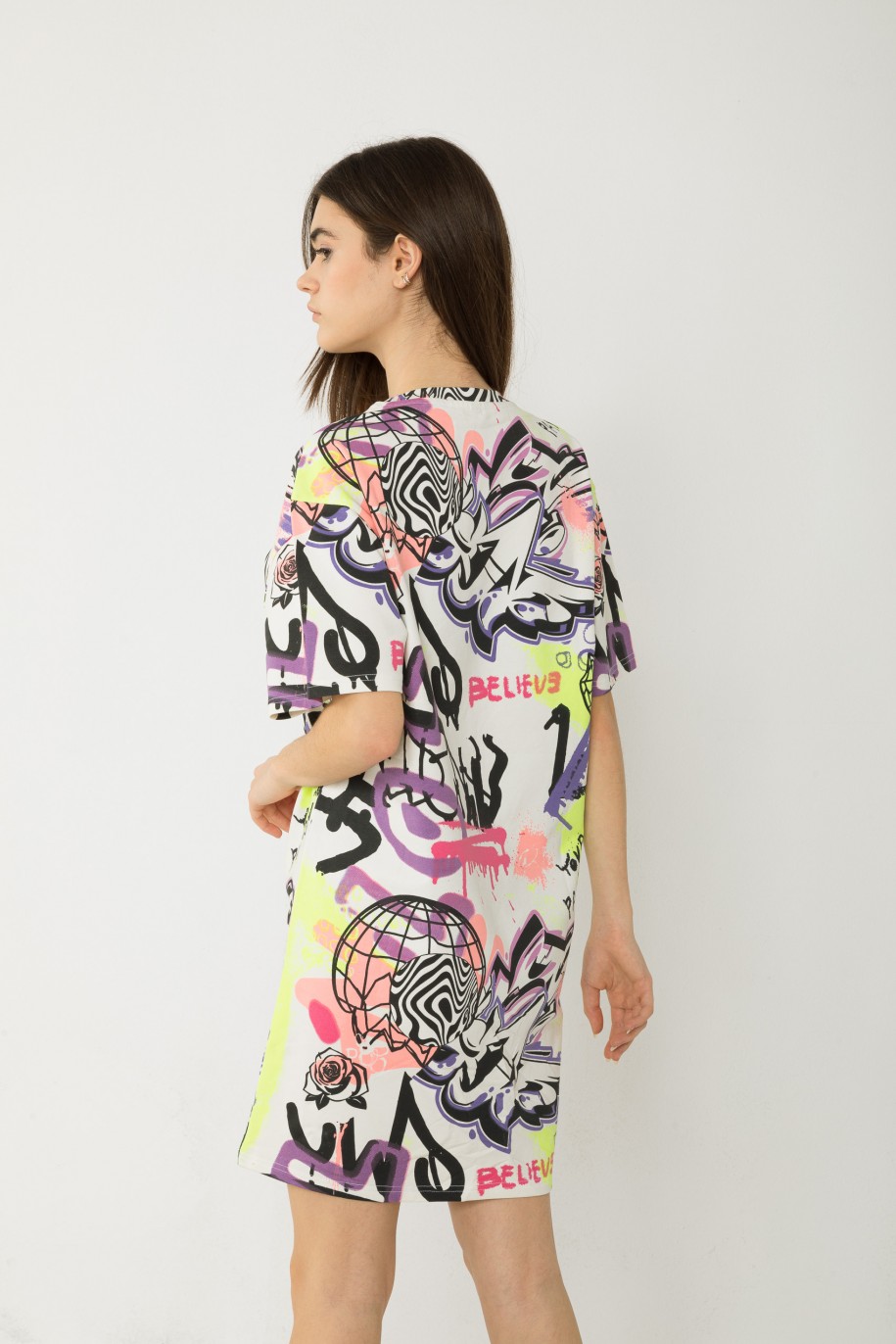 Wielobarwna sukienka t-shirtowa z nadrukami graffiti - 42725