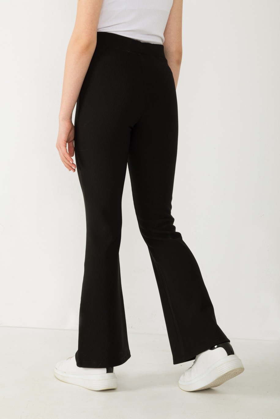 Czarne welurowe spodnie typu dzwony - 42863
