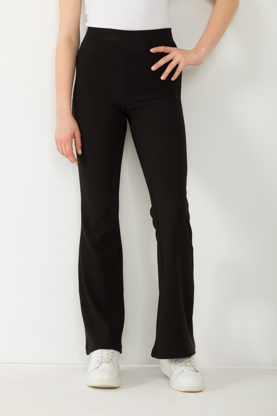 Czarne welurowe spodnie typu dzwony - 42865