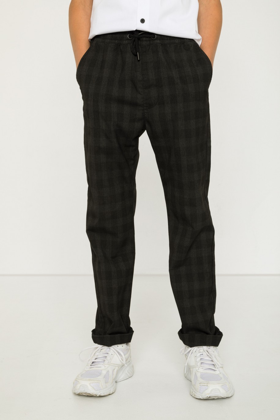 Czarne spodnie w kratę typu joggery - 42900
