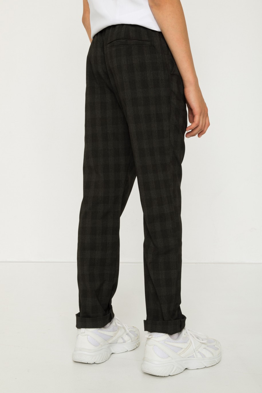 Czarne spodnie w kratę typu joggery - 42901
