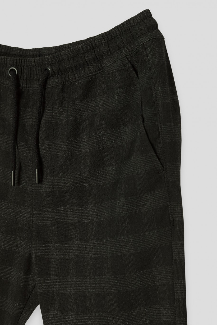Czarne spodnie w kratę typu joggery - 42904