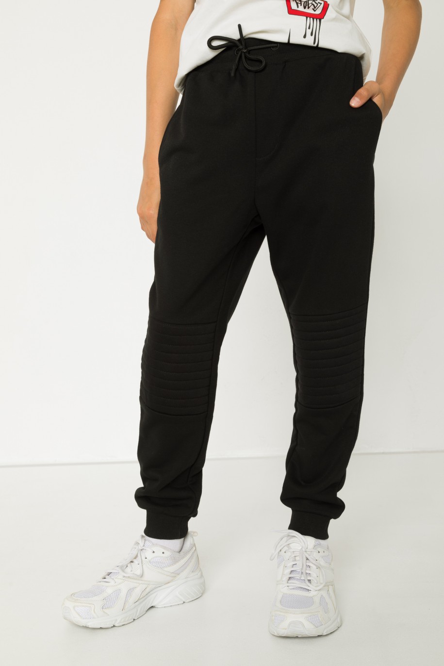 Czarne spodnie typu joggery - 42907
