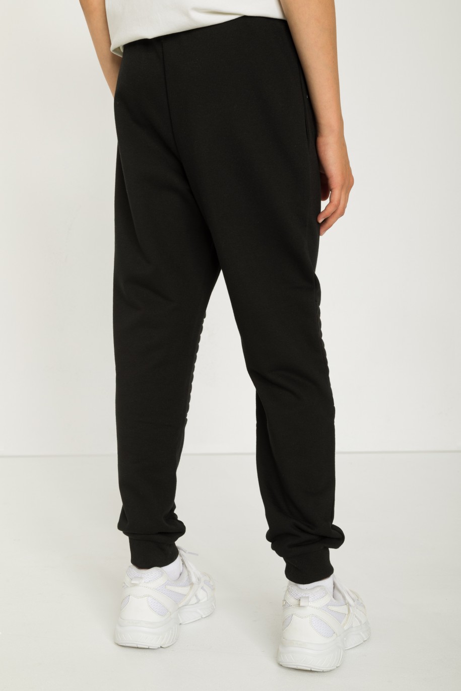 Czarne spodnie typu joggery - 42908