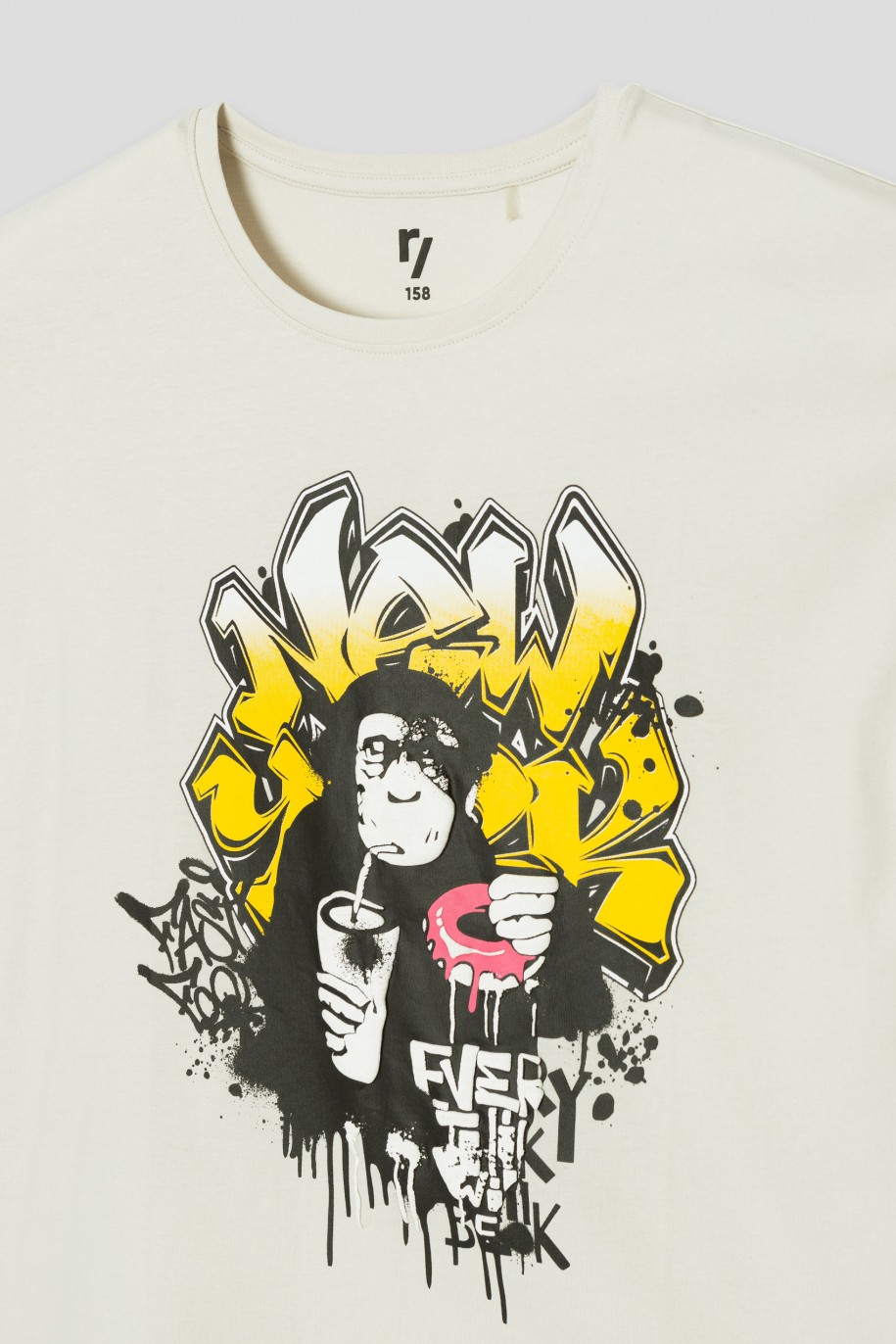 Kremowy T-shirt ovsersize z nadrukiem graffiti - 43157