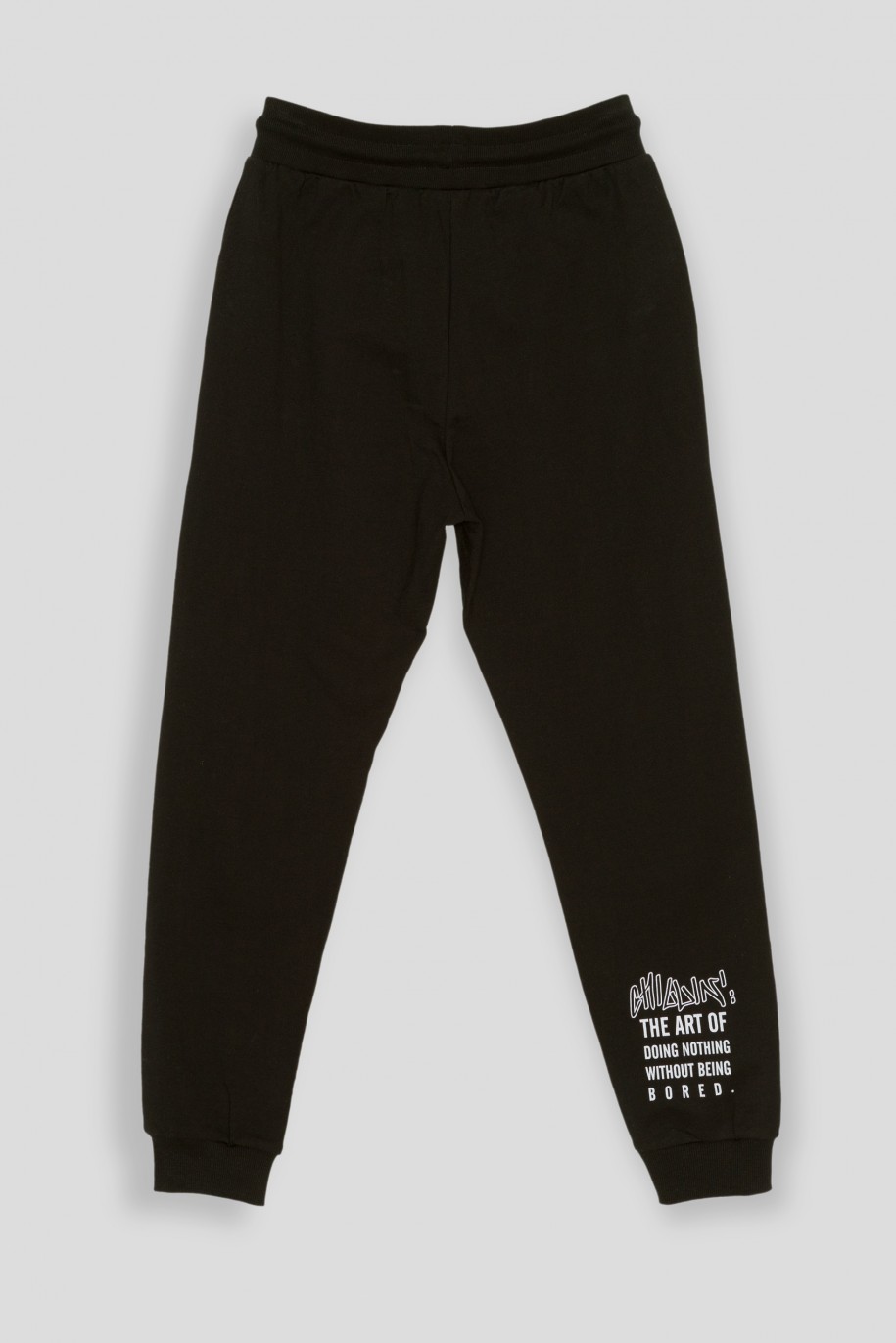 Czarne spodnie dresowe z nadrukiem na nogawce - 43164