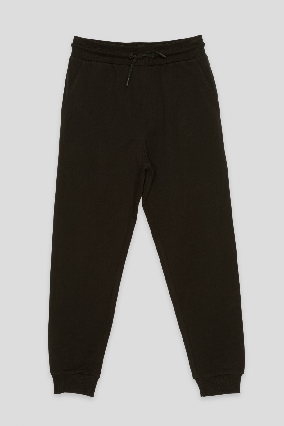Czarne spodnie dresowe z nadrukiem na nogawce - 43165