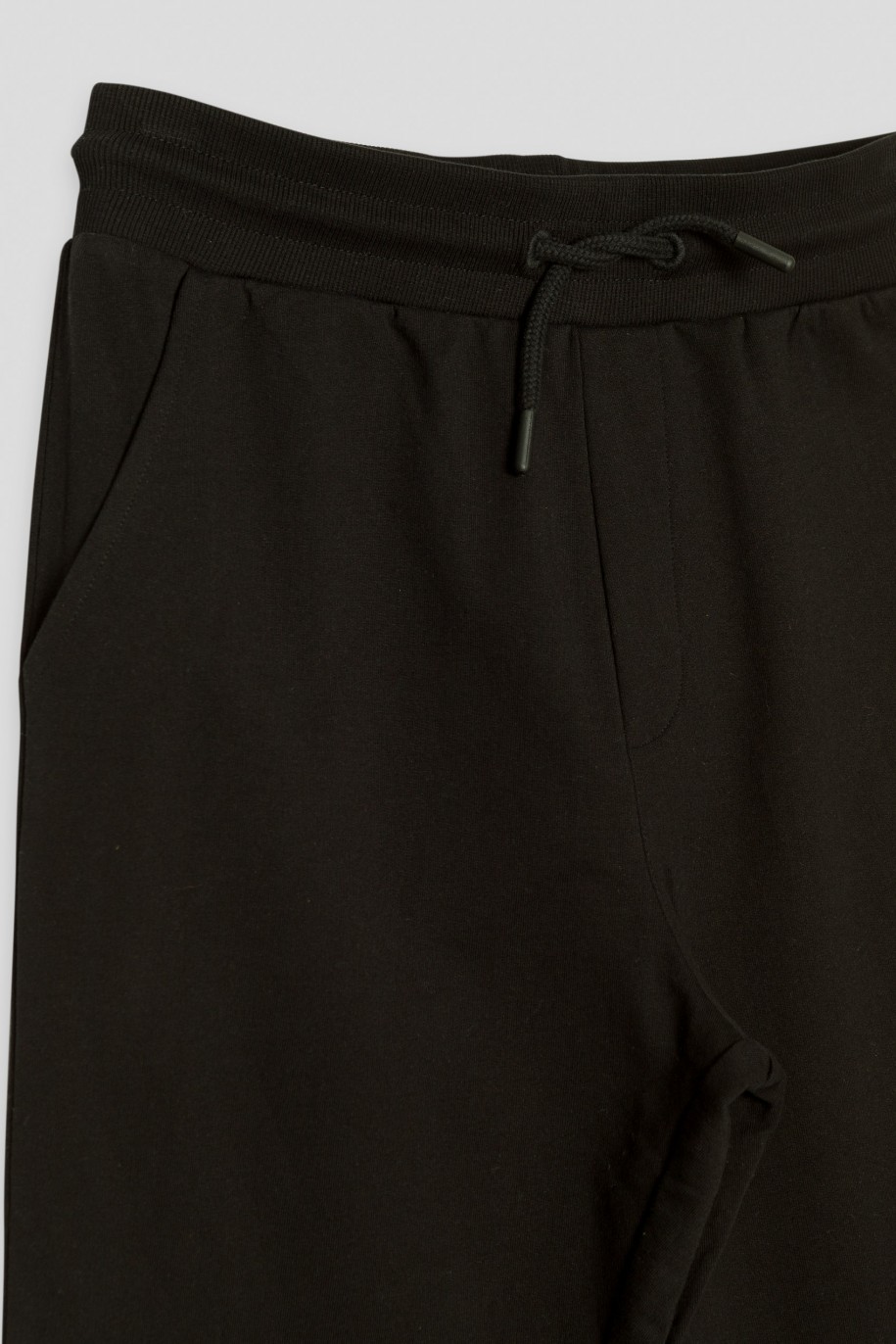 Czarne spodnie dresowe z nadrukiem na nogawce - 43166