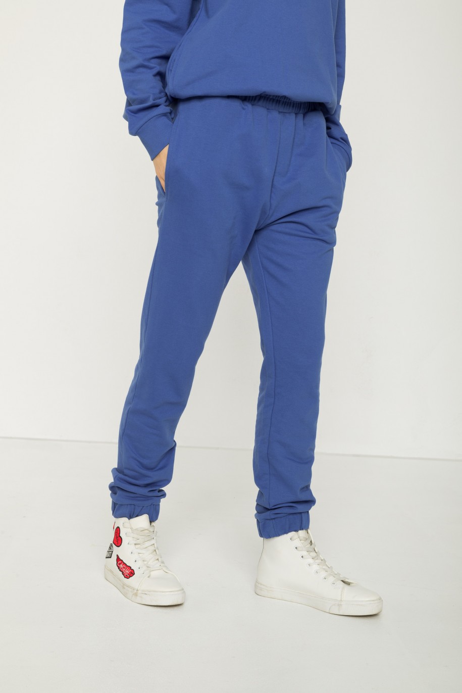 Niebieskie gładkie spodnie dresowe - 43175