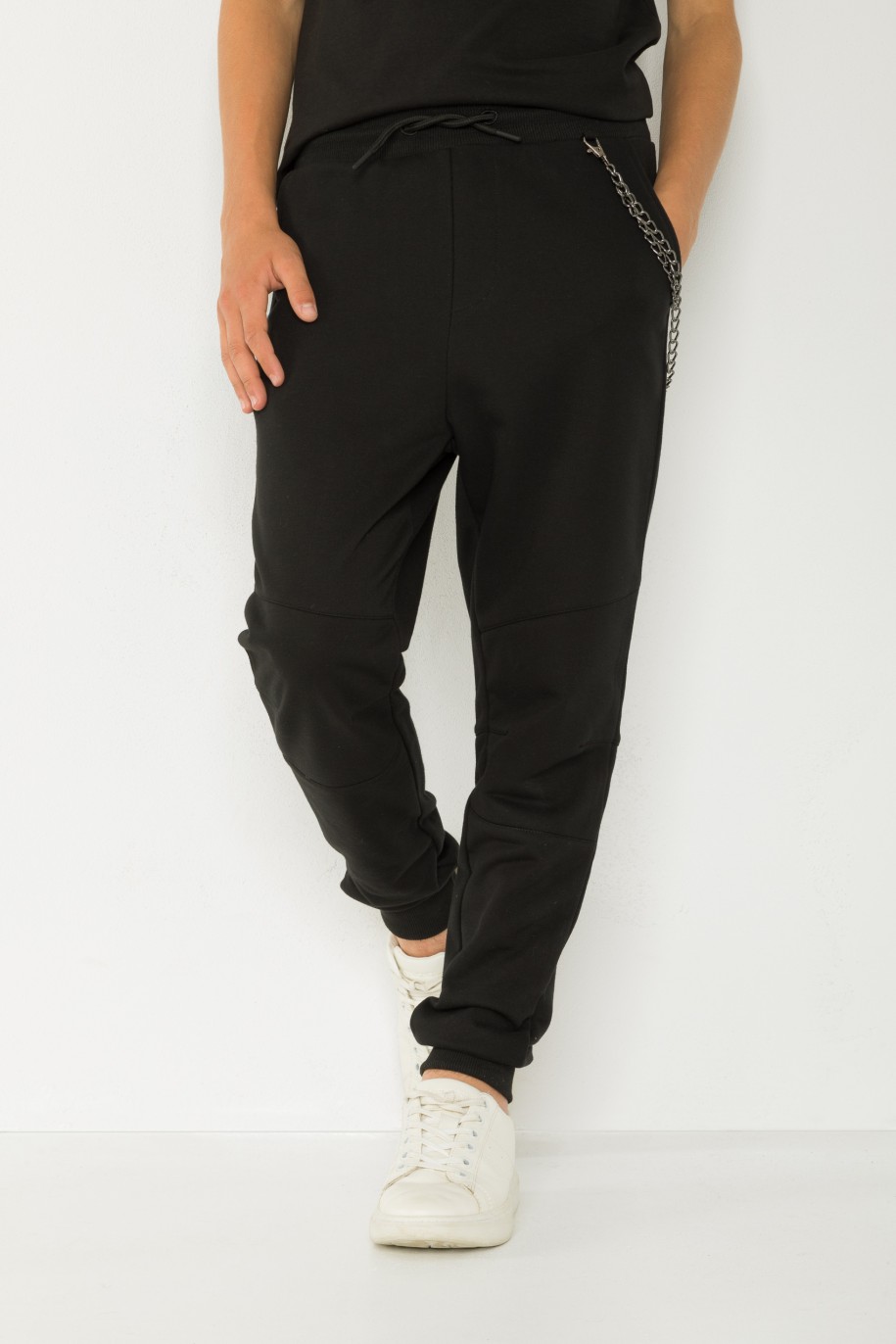 Czarne spodnie dresowe z odpinanym łańcuchem - 43267