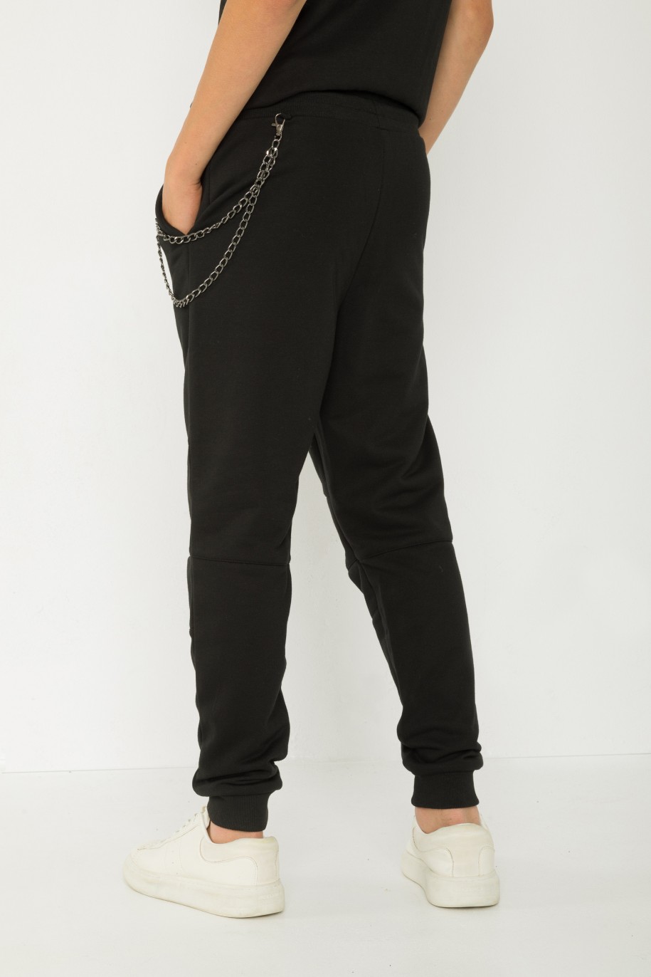 Czarne spodnie dresowe z odpinanym łańcuchem - 43268