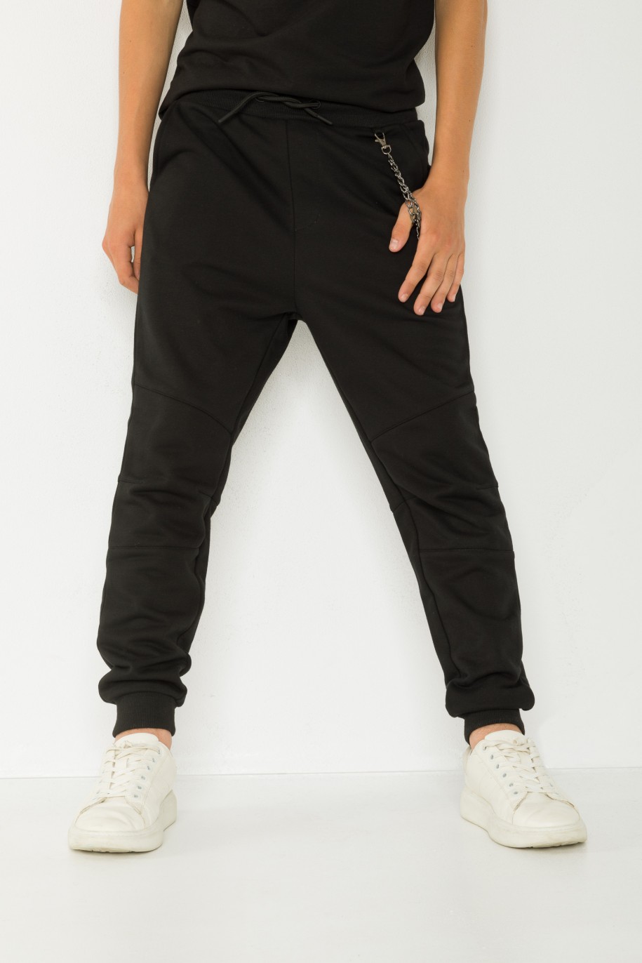 Czarne spodnie dresowe z odpinanym łańcuchem - 43269