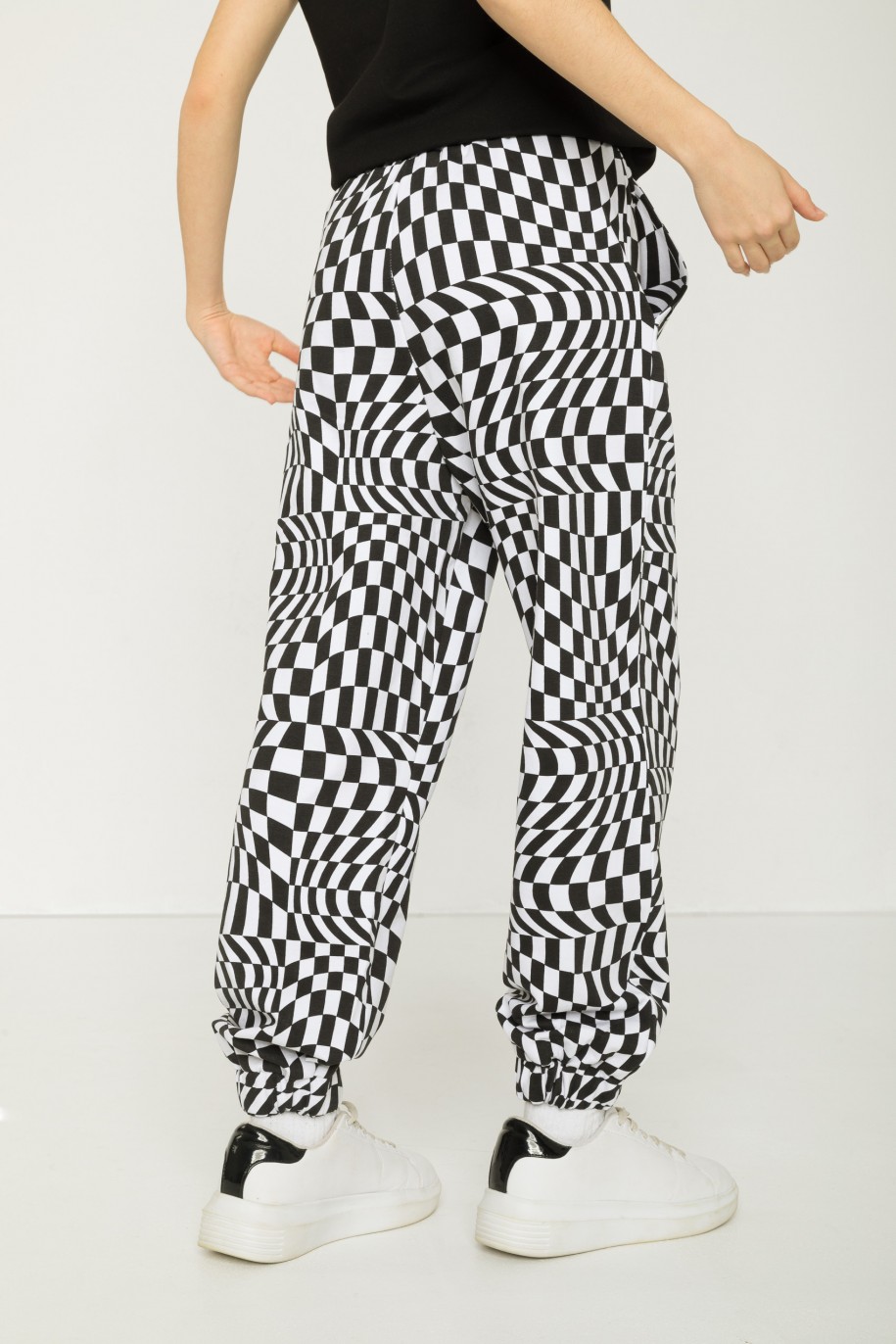 Czarno-białe spodnie dresowe z motywem szachownicy - 43295