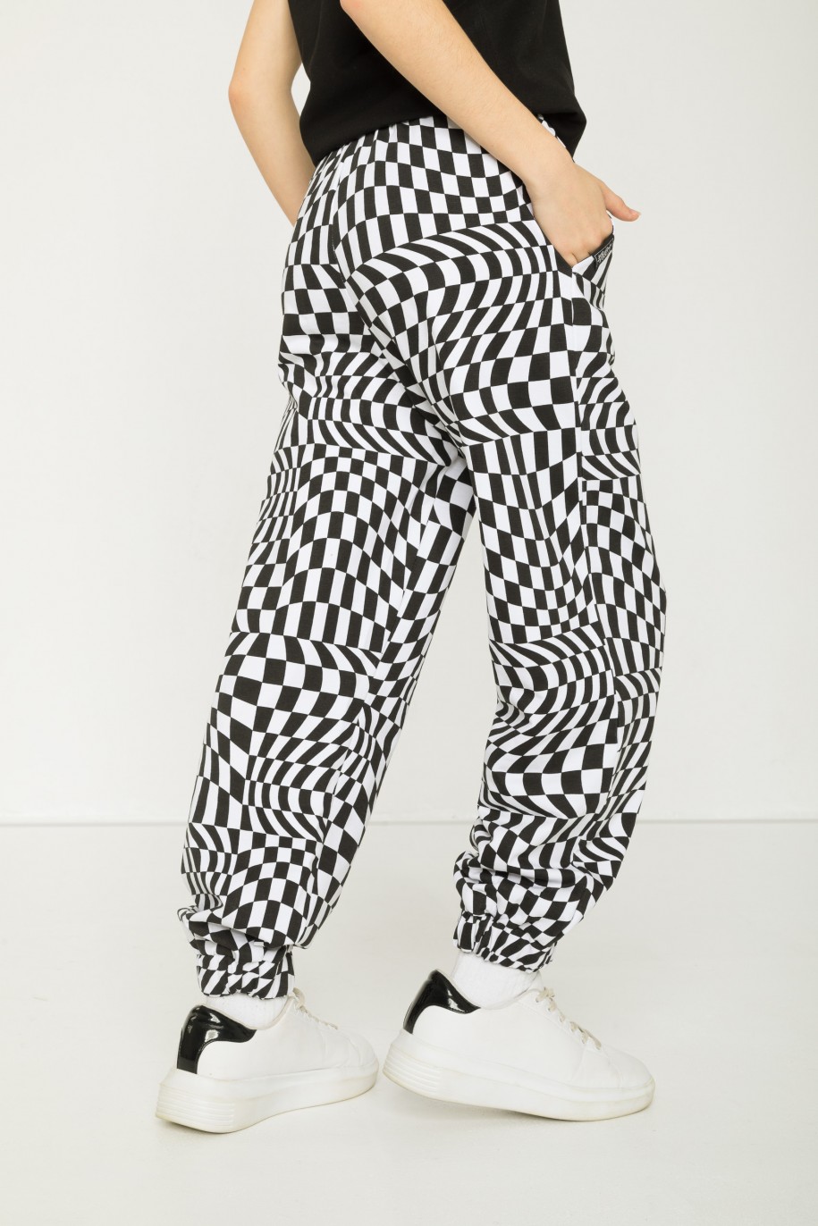 Czarno-białe spodnie dresowe z motywem szachownicy - 43296