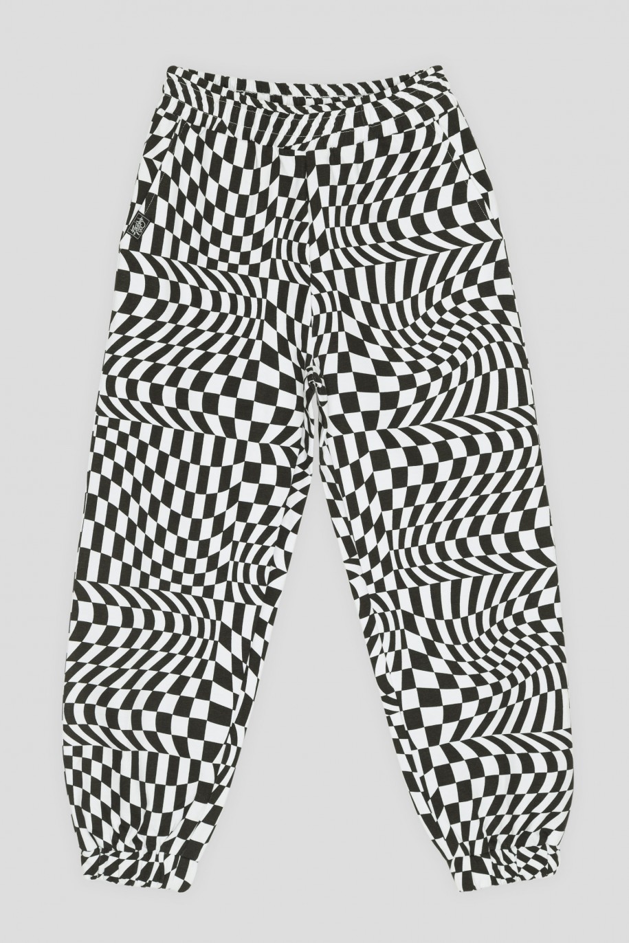 Czarno-białe spodnie dresowe z motywem szachownicy - 43297