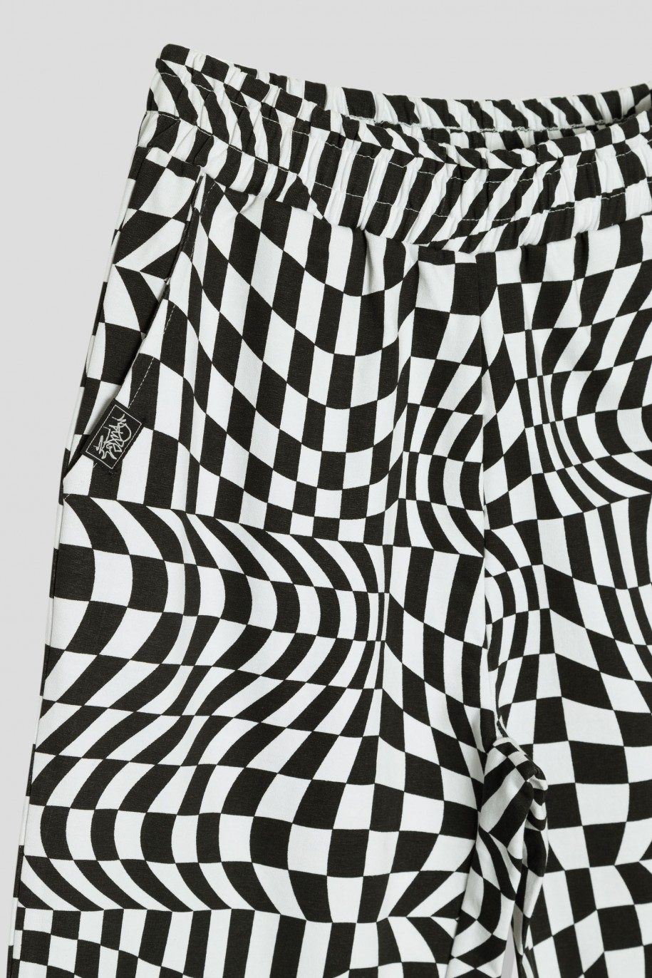 Czarno-białe spodnie dresowe z motywem szachownicy - 43298