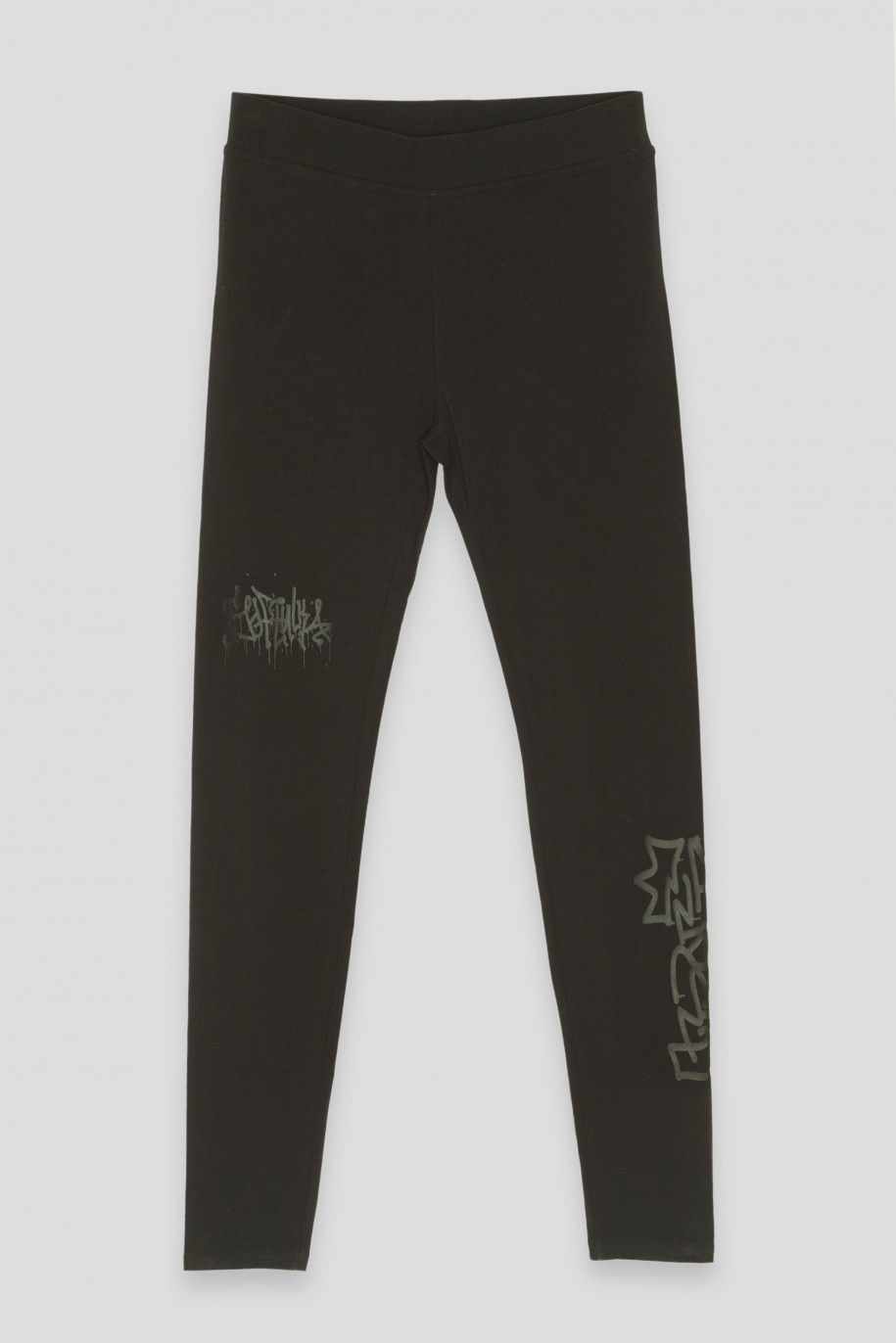 Czarne legginsy z nadrukiem graffiti - 43299
