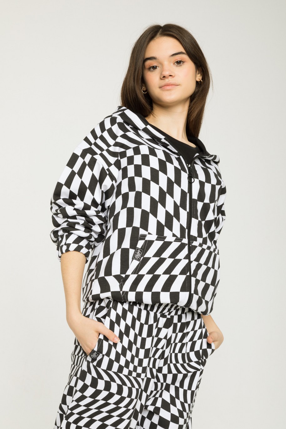 Czarno-biała rozpinana bluza dresowa z motywem szachownicy - 43303