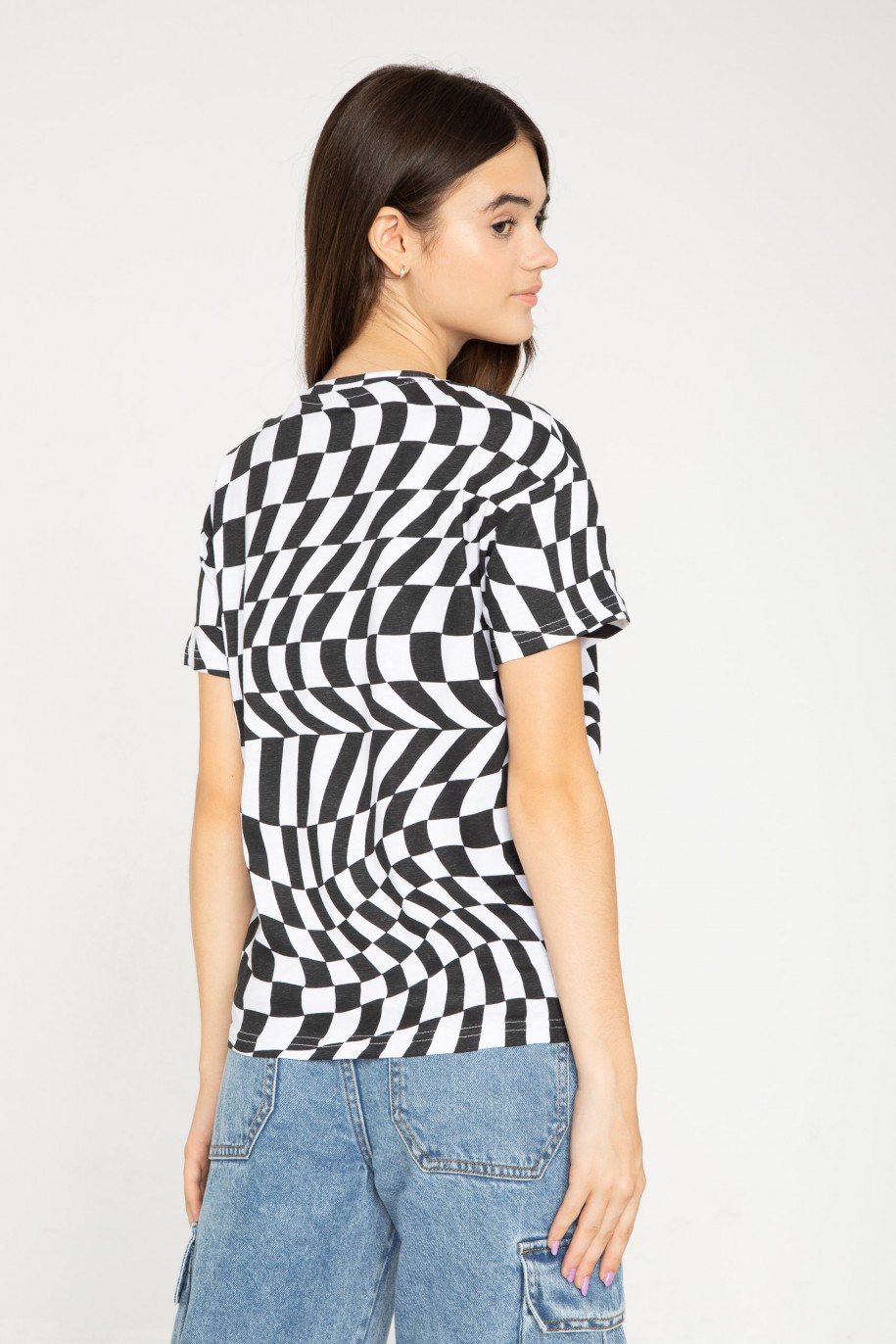 Czarno-biały T-shirt z motywem szachownicy i nadrukiem graffiti - 43341