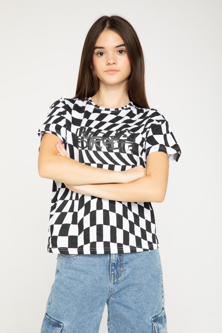 Czarno-biały T-shirt z motywem szachownicy i nadrukiem graffiti - 43342