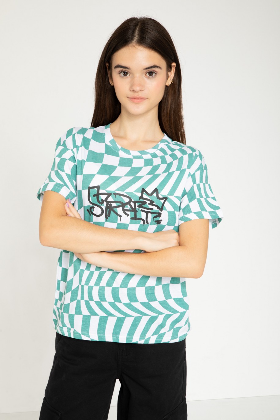 Zielony T-shirt z motywem szachownicy i nadrukiem graffiti - 43346