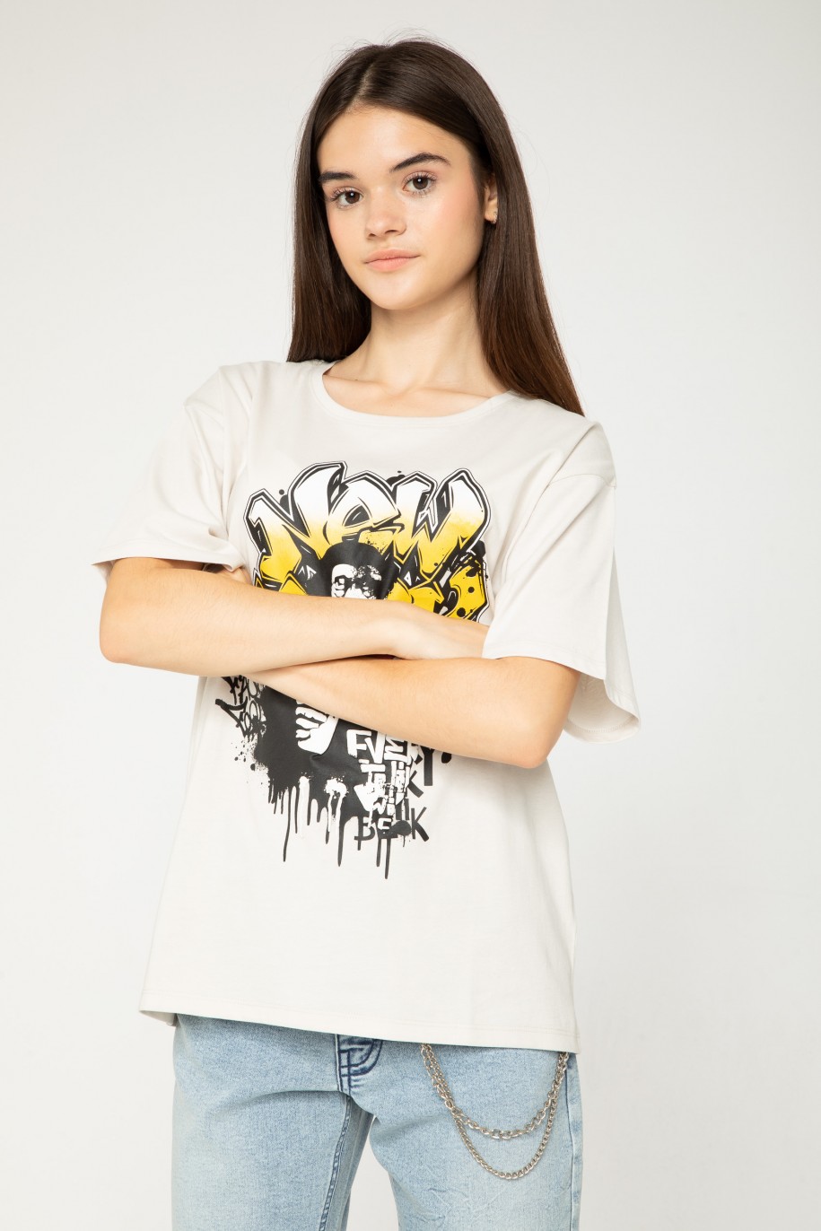 Kremowy T-shirt ovsersize z nadrukiem graffiti - 43357