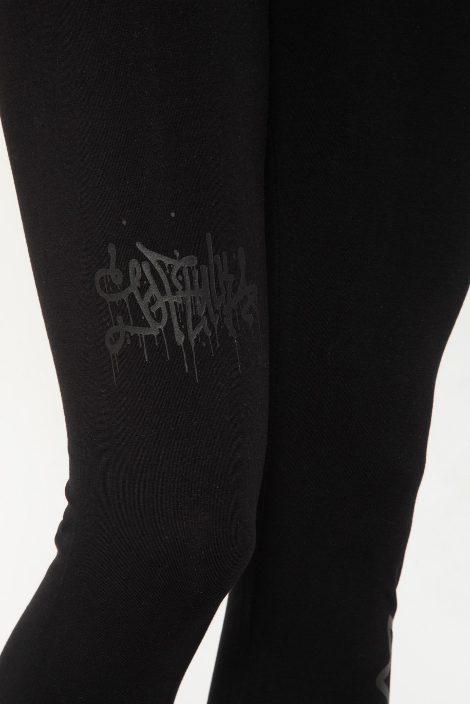 Czarne legginsy z nadrukiem graffiti - 43369