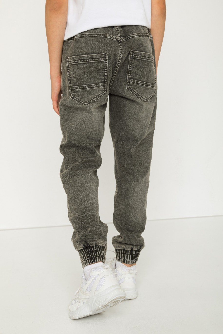 Szare jeansowe spodnie JOGGER z przeszyciami - 43398