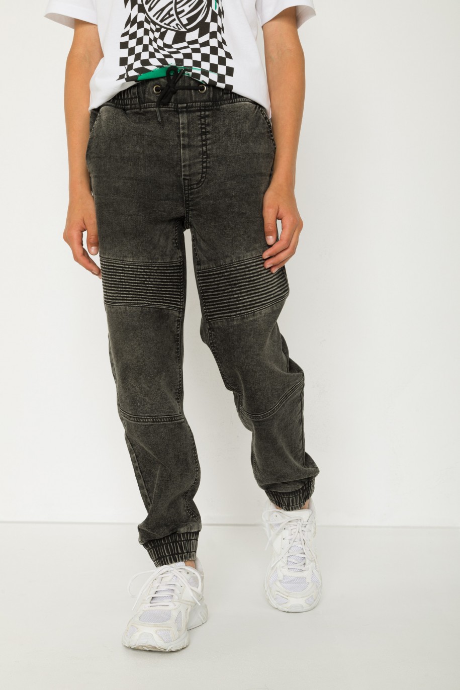 Czarne jeansowe spodnie JOGGER z przeszyciami - 43403