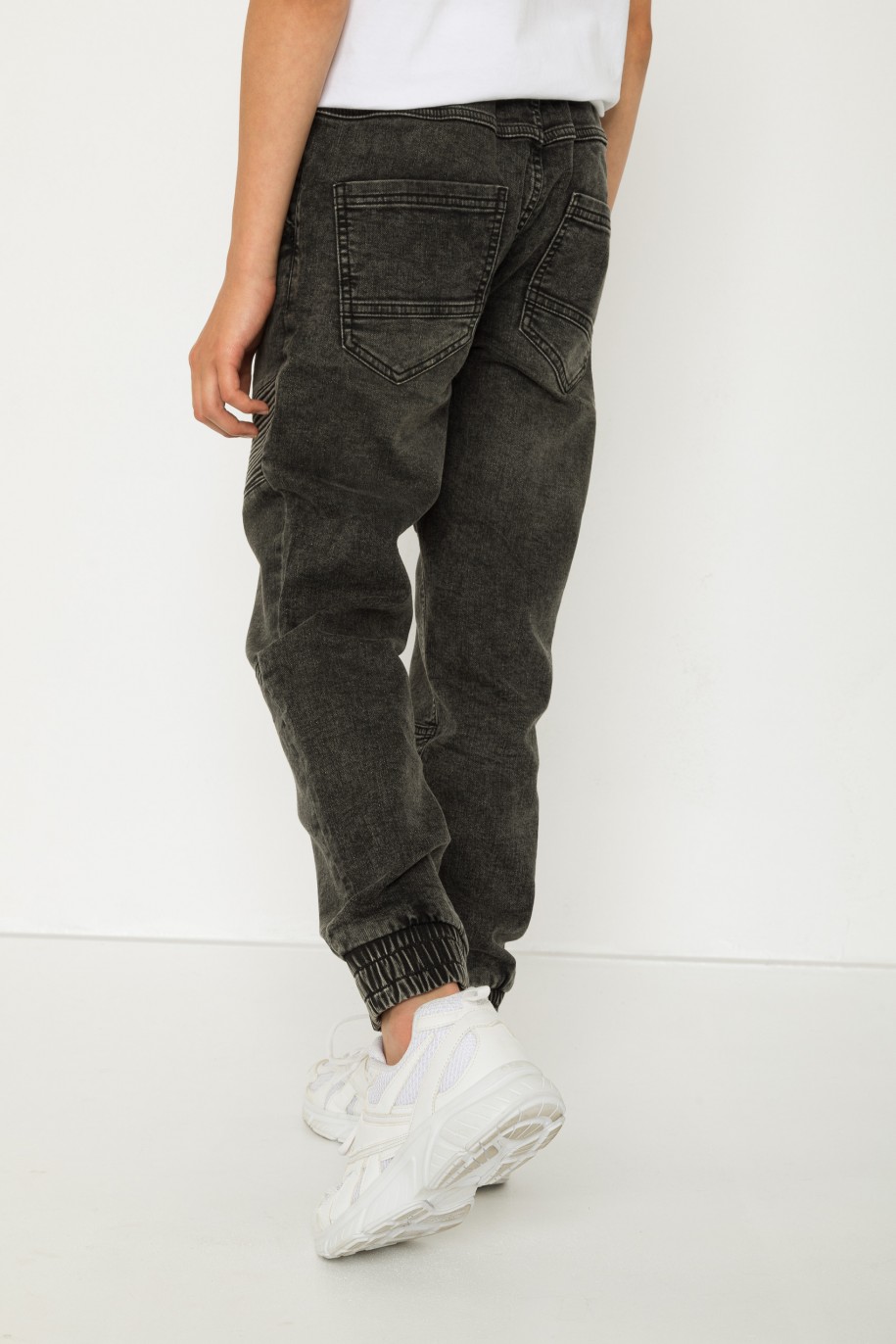 Czarne jeansowe spodnie JOGGER z przeszyciami - 43404