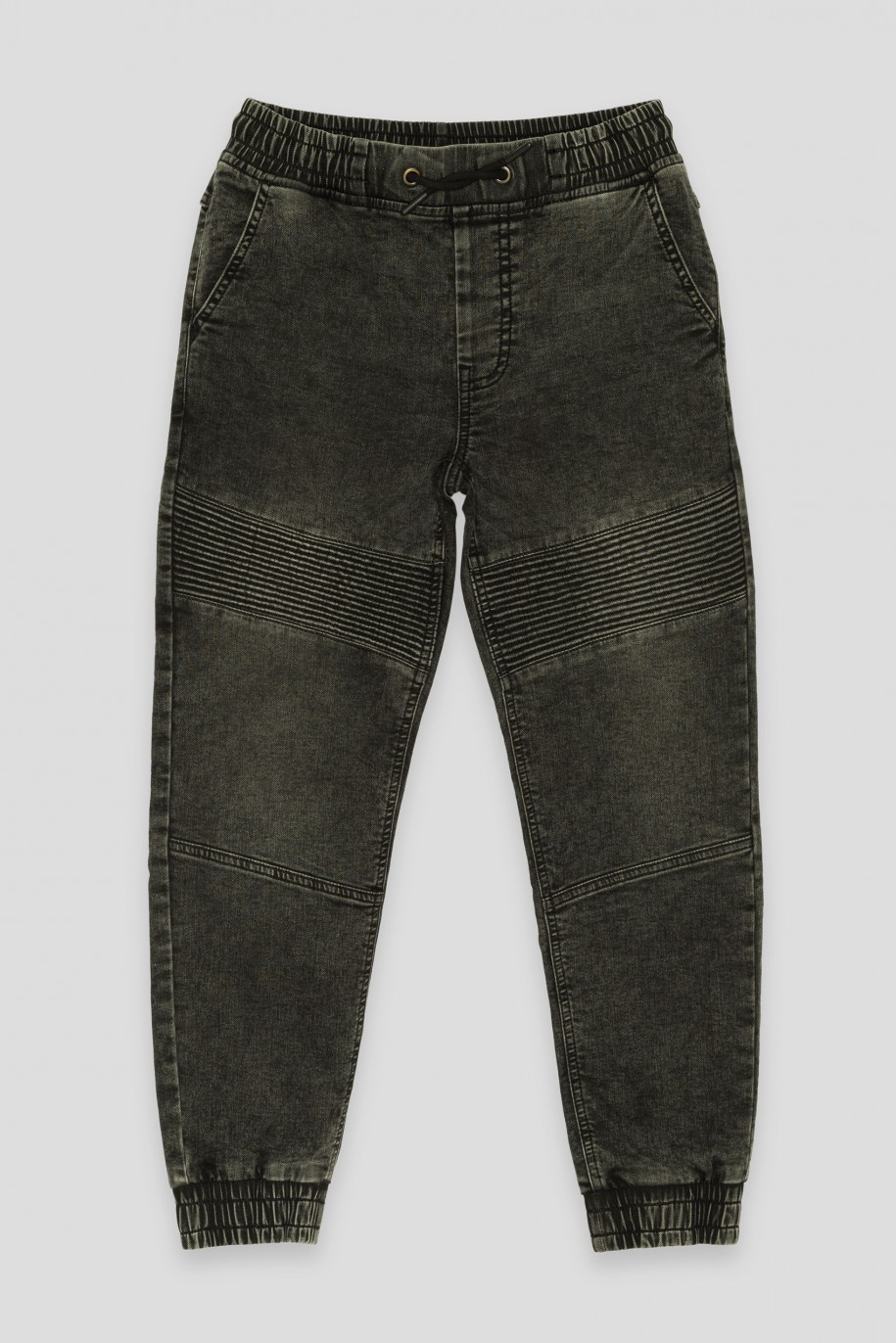 Czarne jeansowe spodnie JOGGER z przeszyciami - 43405