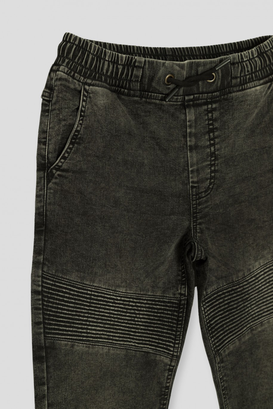 Czarne jeansowe spodnie JOGGER z przeszyciami - 43406