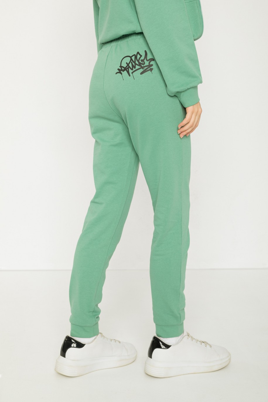 Zielone spodnie dresowe z nadrukiem graffiti - 43408