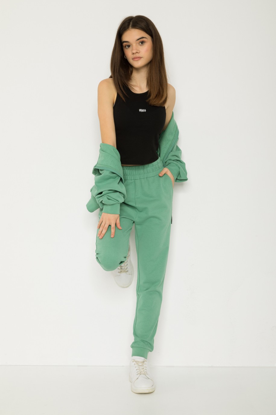 Zielone spodnie dresowe z nadrukiem graffiti - 43410