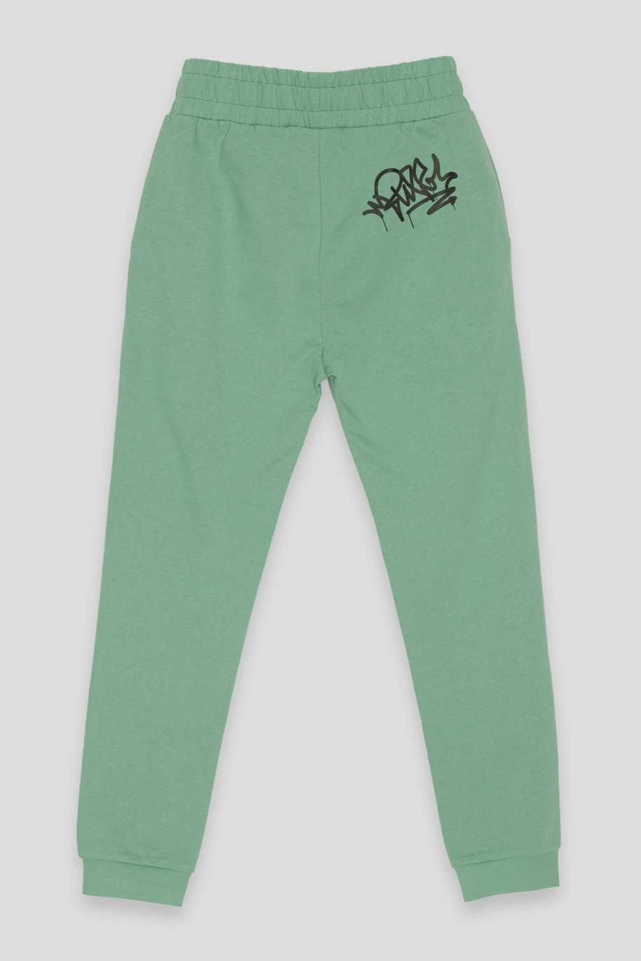 Zielone spodnie dresowe z nadrukiem graffiti - 43412