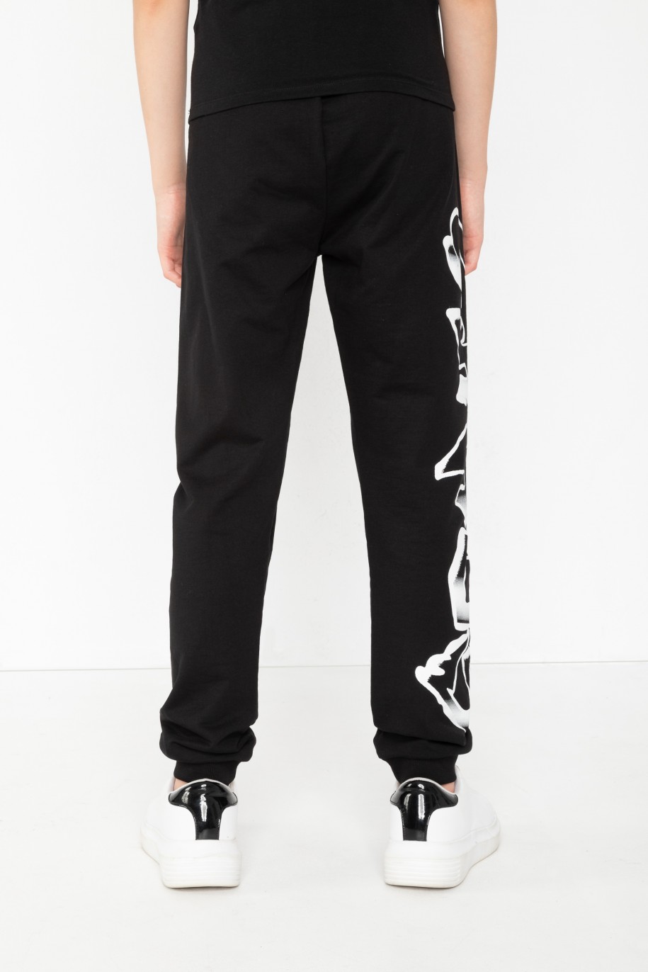 Czarne spodnie dresowe z nadrukiem graffiti - 43743