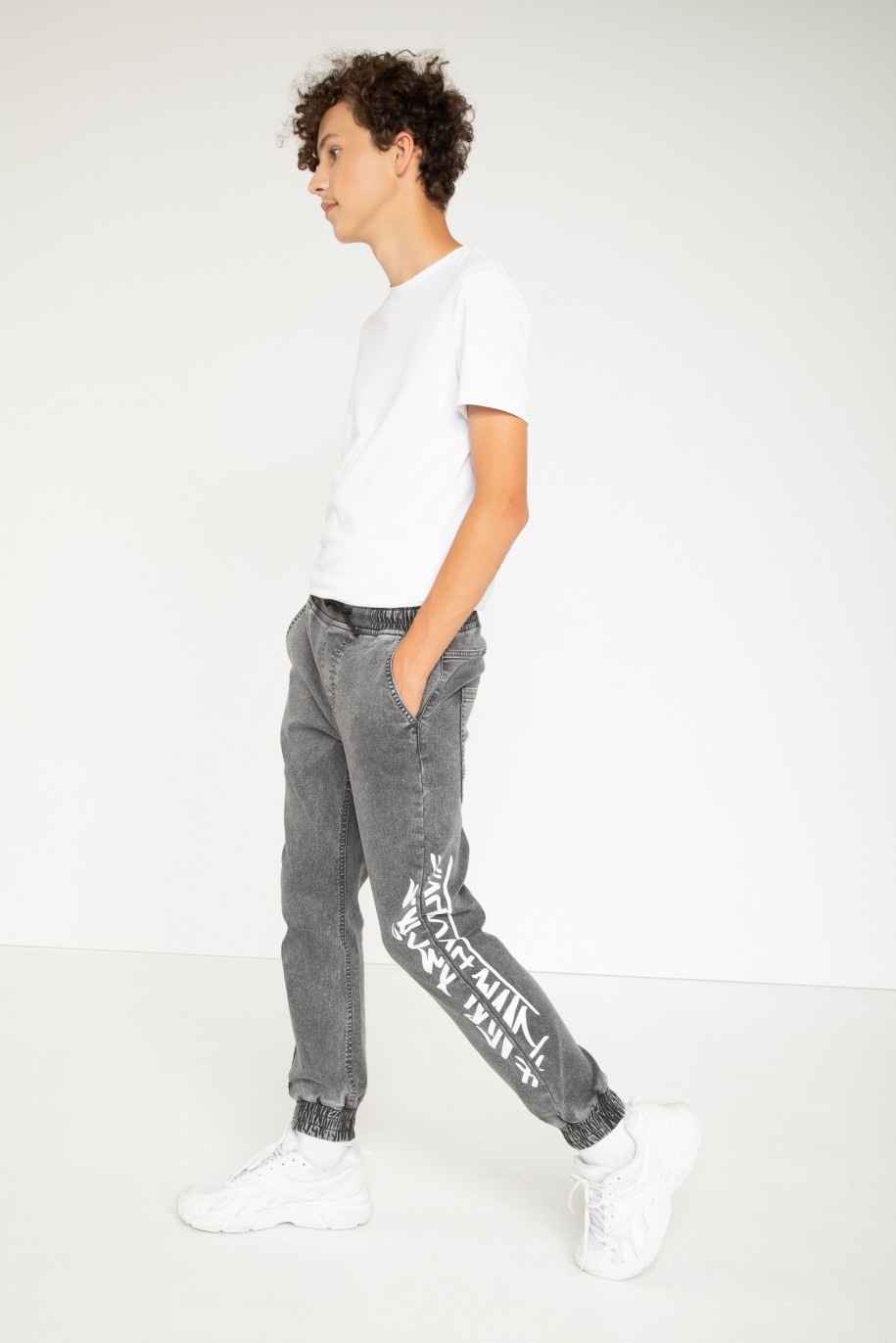 Szare jeansowe spodnie typu JOGGER - 43779
