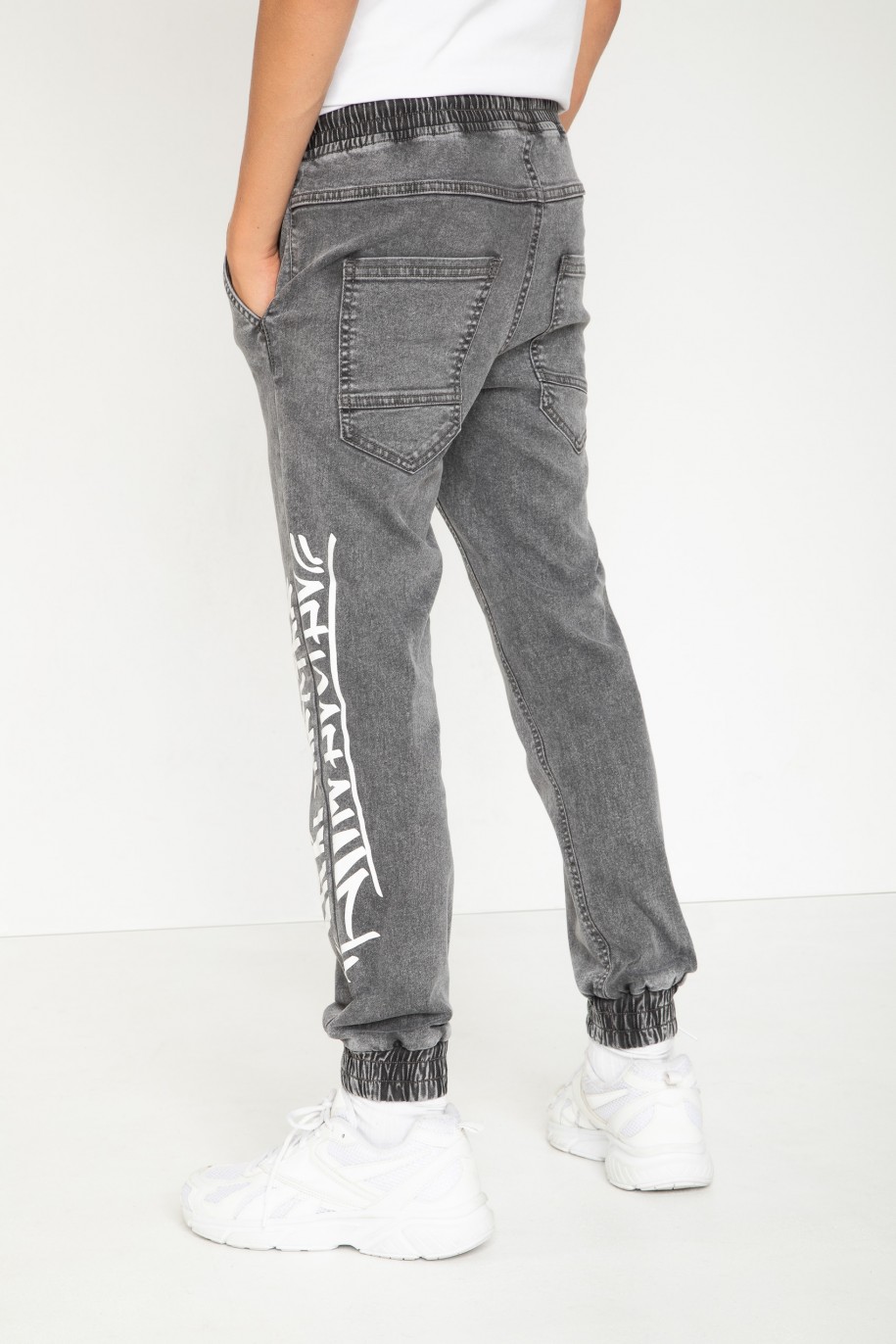 Szare jeansowe spodnie typu JOGGER - 43780