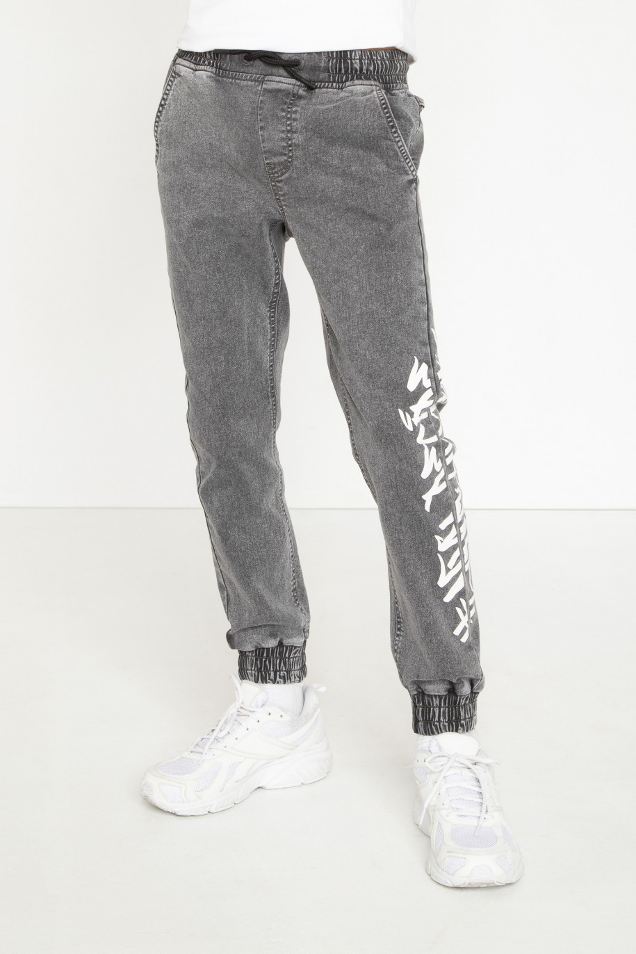 Szare jeansowe spodnie typu JOGGER - 43782
