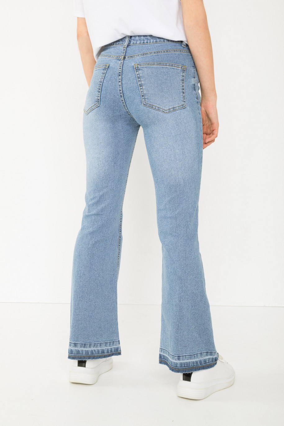 Niebieskie jeansowe spodnie typu dzwony - 43790