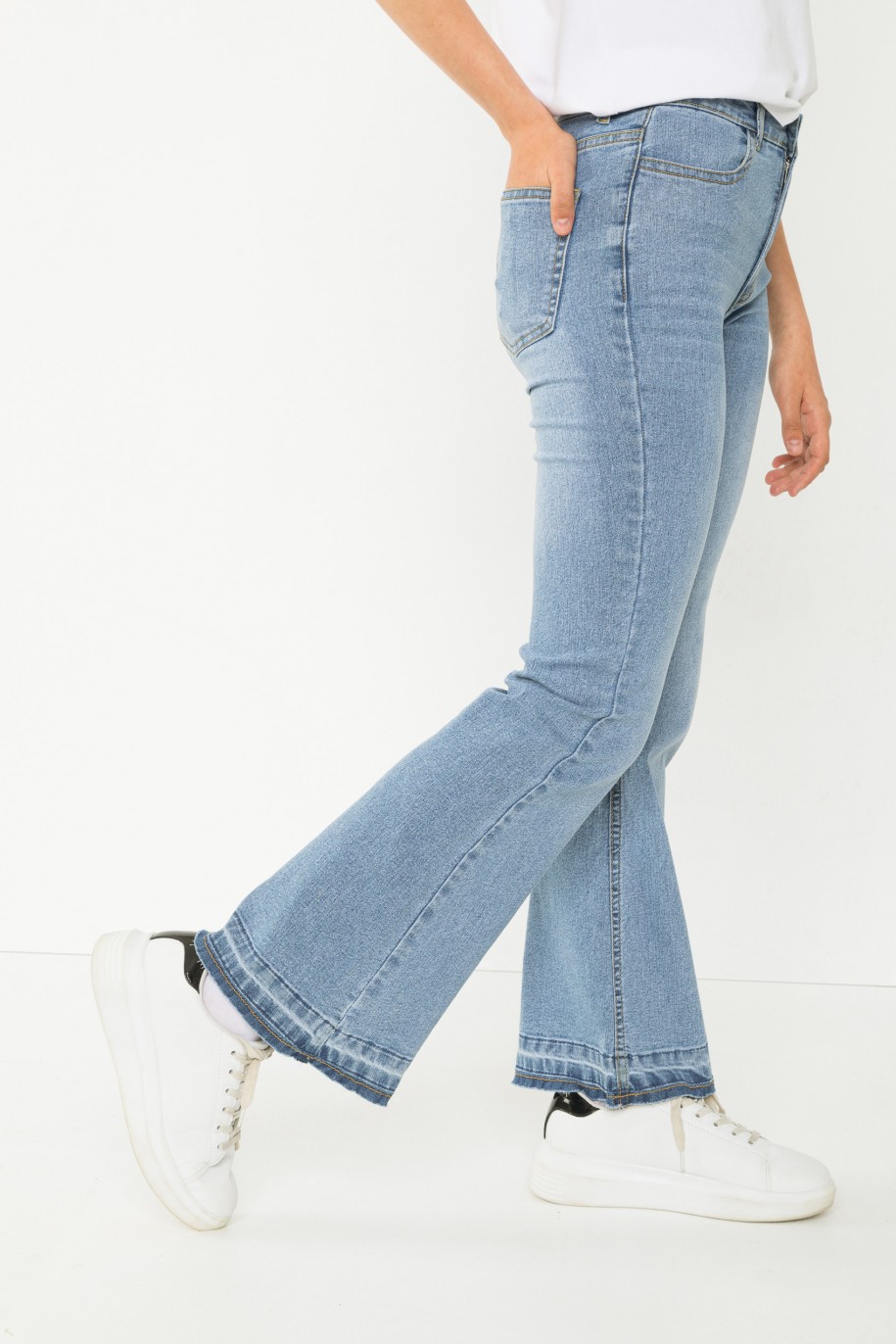 Niebieskie jeansowe spodnie typu dzwony - 43791