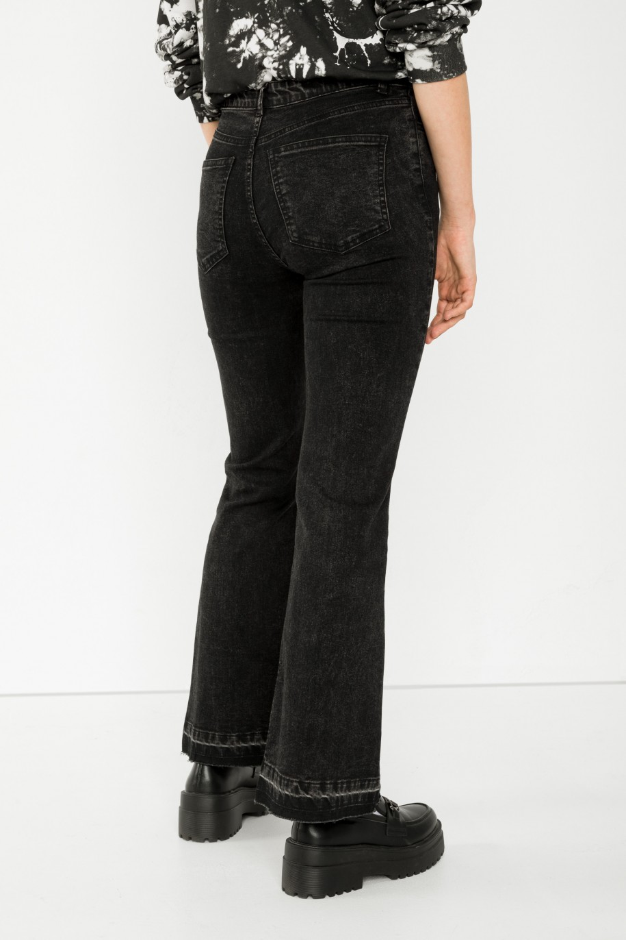 Czarne jeansowe spodnie typu dzwony - 43795