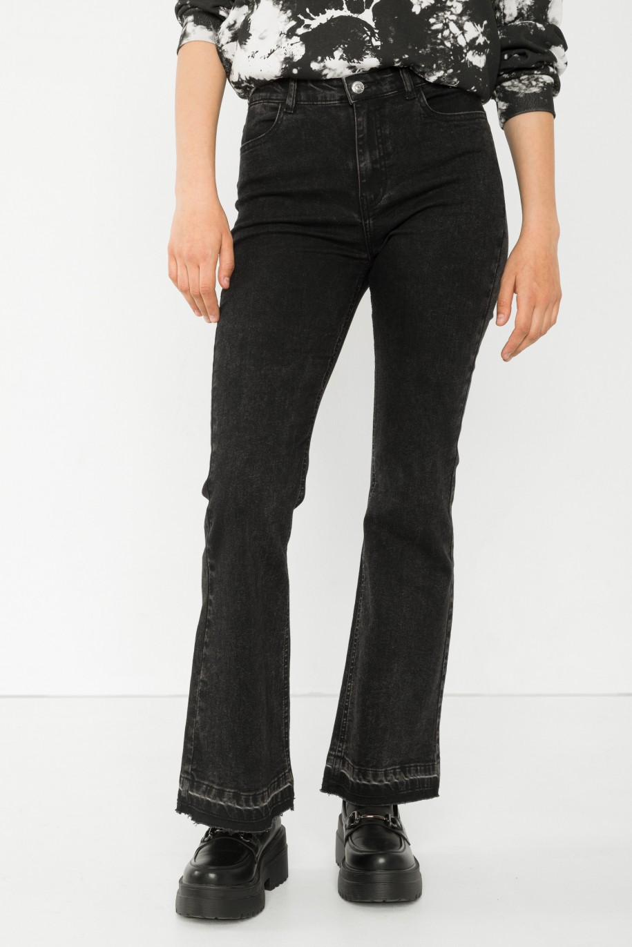 Czarne jeansowe spodnie typu dzwony - 43796