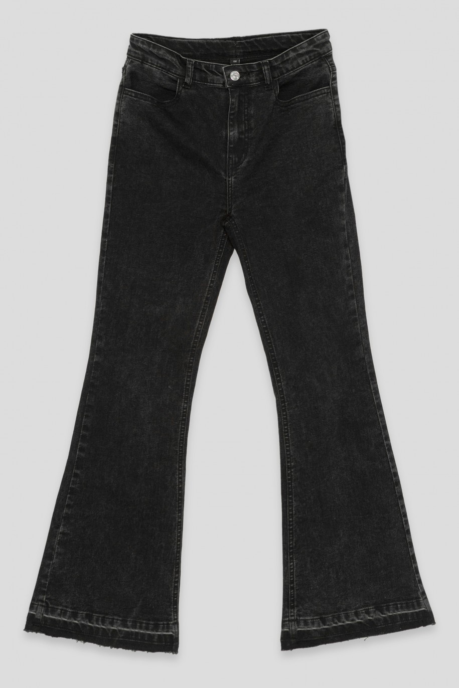 Czarne jeansowe spodnie typu dzwony - 43797