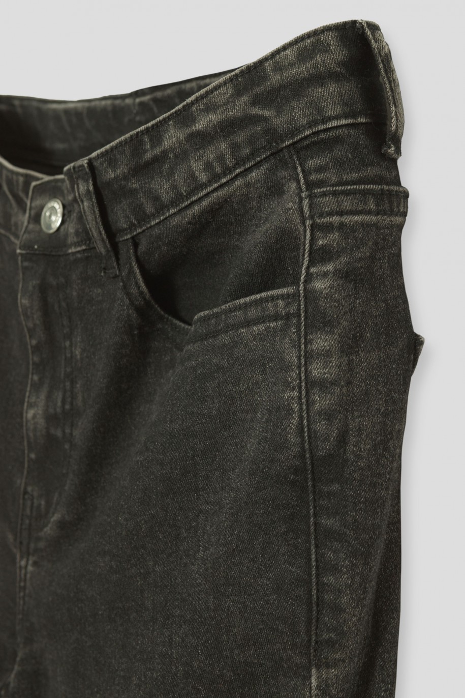Czarne jeansowe spodnie typu dzwony - 43798