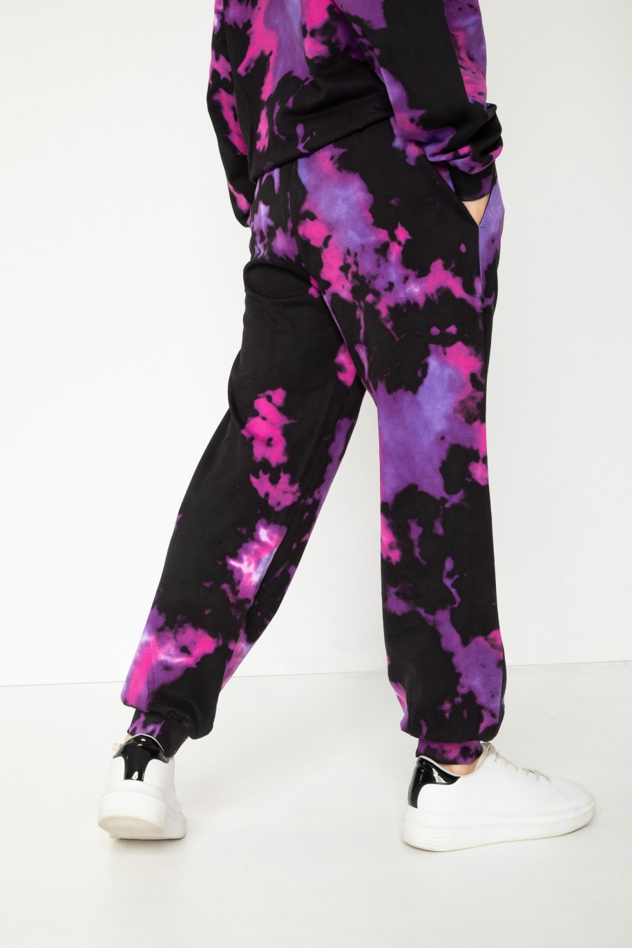 Fioletowe spodnie dresowe z nadrukiem tie dye - 43804
