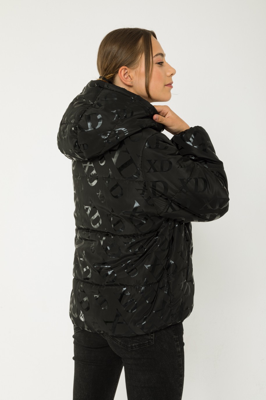 Czarna ocieplana pikowana kurtka z kapturem i nadrukami - 43822