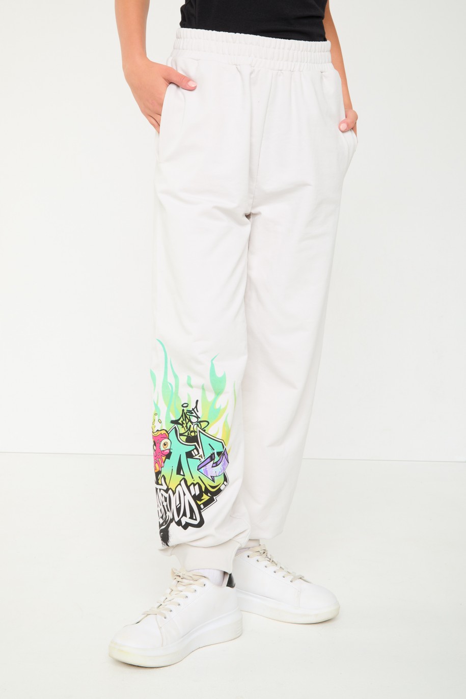 Kremowe spodnie z nadrukiem graffiti - 43855